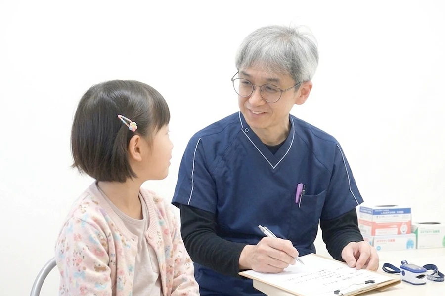 院内で医師が子どもと向き合う診療風景